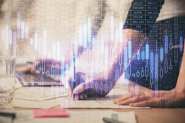 Mehrfachbelichtung von Frauenhänden beim Tippen auf Computer- und Finanzdiagramm-Hologrammen. Aktienmarktanalysekonzept. — Stockfoto