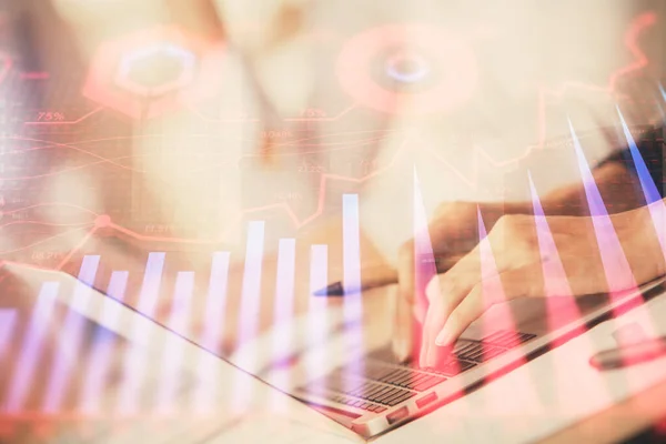 Doppelbelichtung von Frauenhänden beim Tippen auf Computer- und Forex-Diagramm-Hologrammzeichnung. Börseninvestitionskonzept. — Stockfoto