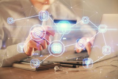 Elinde kredi kartı ve sosyal ağ temalı bir çizim tutan bir adamın çift pozu. Dijital finans ve E-ticaret kavramı.