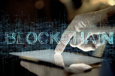 Erkeklerin el ele tutuşmalarının ve telefon ve kripto para birimi engelleme teması çiziminin iki kez görüntülenmesi.