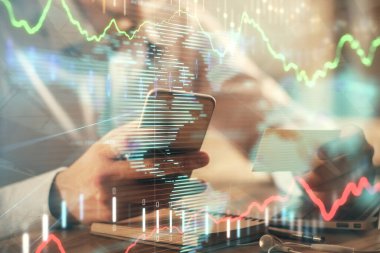 Bir adamın elini tutarken ve bir telefon ve finansal grafik çizimi kullanırken çift pozlama. Analiz kavramı.