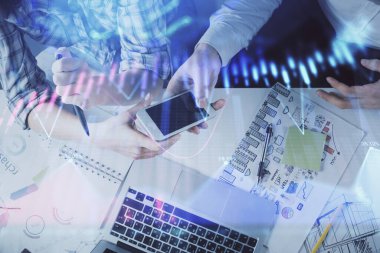 Önx grafik çizimine çifte maruz kalma ve kadın ve erkeğin birlikte çalışarak mobil bir cihaz kullanması. Ticaret konsepti.