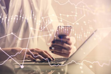 Finansal grafik çizimine çifte maruz kalma hologram ve cep telefonu kullanan bir kadın. Borsa konsepti.