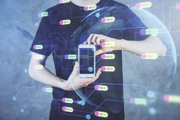Erkeklerin el ele tutuşup dijital bir cihaz ve veri temalı hologram çizimi kullanırken çift pozlama. Teknoloji konsepti. — Stok fotoğraf