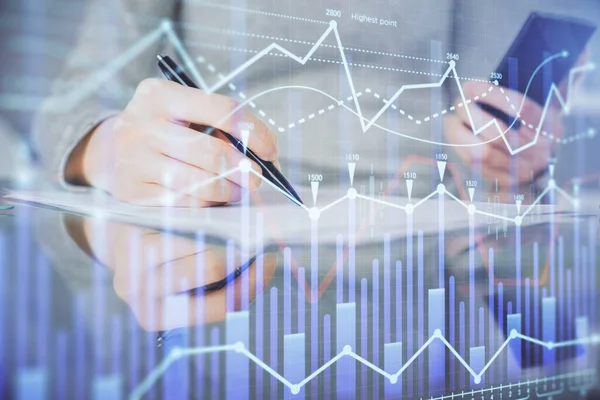 Doppelbelichtung von Forex-Diagramm Skizze Hologramm und Frau halten und mit einem mobilen Gerät. Finanzmarktkonzept. — Stockfoto