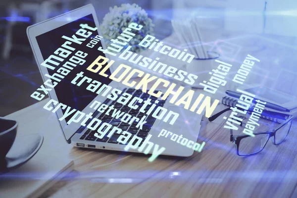 Doppia esposizione di blockchain e crittografia ologramma tema economia e tavolo con sfondo del computer. Concetto di criptovaluta bitcoin. — Foto Stock