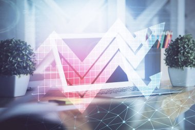 Bilgisayar masaüstünde, okların hologramını gösteriyor. Çifte maruziyet. Başarı kavramı.