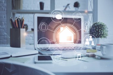 Ofisteki masaüstü bilgisayar geçmişi ve büyük kasaba binaları hologram çizimi. Çifte maruziyet. Akıllı şehir konsepti.