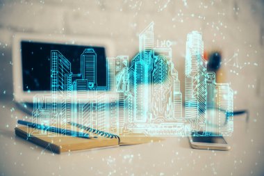 Ofisteki masaüstü bilgisayar geçmişi ve büyük kasaba binaları hologram çizimi. Çifte maruziyet. Akıllı şehir konsepti.