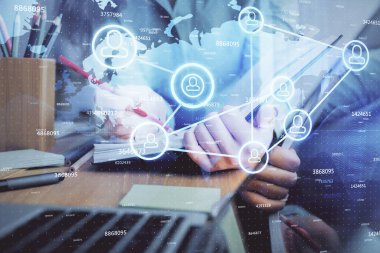 Sosyal ağ temalı hologram ellerin not almasından üstündür. Küresel uluslararası insan kavramı bağlanıyor. Çift pozlama