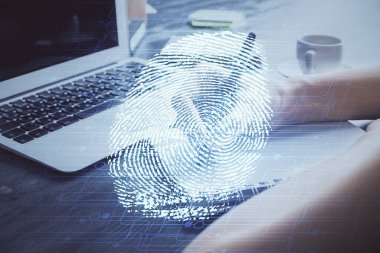 Not alan ellerin üzerinde mavi parmak izi hologramı. Güvenlik kavramı. Çift pozlama