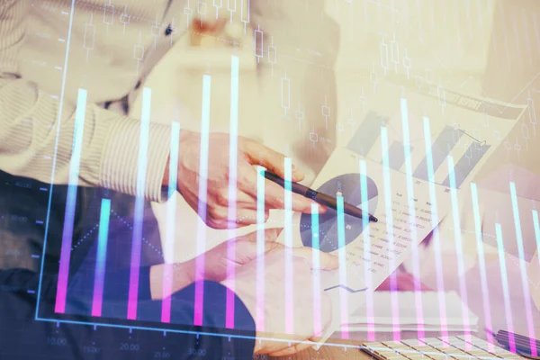 Finanzhandel Graph Double Exposure mit Mann Desktop-Hintergrund. — Stockfoto