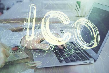 Arka planda bilgisayar üzerinde çalışan bir iş adamıyla engelleme temalı Hud. Kripto zinciri kavramı. Çift pozlama.