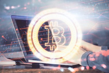 Arka planda bilgisayar üzerinde çalışan bir iş adamıyla engelleme temalı Hud. Kripto zinciri kavramı. Çift pozlama.