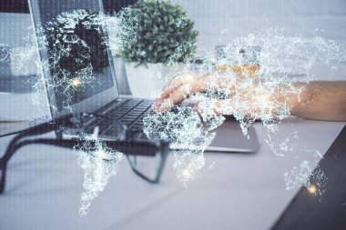 Sosyal ağ temalı hologramda iş adamı arka planda bilgisayar üzerinde çalışıyor. Çoklu pozlama.