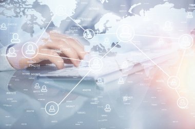 Sosyal ağ temalı hologramda iş adamı arka planda bilgisayar üzerinde çalışıyor. Çoklu pozlama.