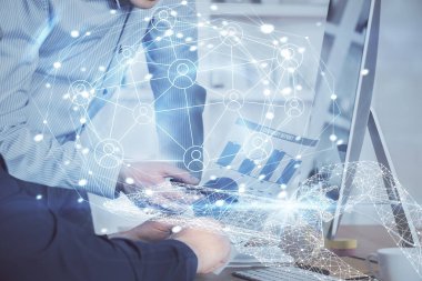 Sosyal ağ temalı hologramda iş adamı arka planda bilgisayar üzerinde çalışıyor. Çoklu pozlama.