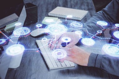 Arka planda bilgisayarla çalışan bir adamın bulunduğu medya ağı temalı hologram. İnternet iletişimi kavramı. Çift pozlama.