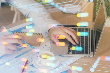 Veri temalı hologramın arka planda bilgisayar üzerinde çalışan bir adamla çoklu pozlandırılması. Yenilik kavramı.