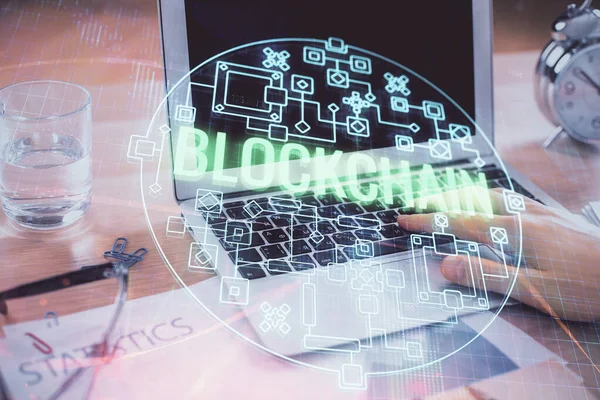 Holograma de tema Blockchain com o homem trabalhando no computador em segundo plano. Conceito de cadeia criptográfica. Dupla exposição . — Fotografia de Stock