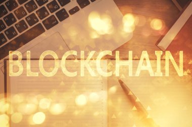 Masaüstü arkaplanındaki bilgisayarın üzerinden engelleme temalı hologram çizimleri. Üst Manzara. Çift pozlama.