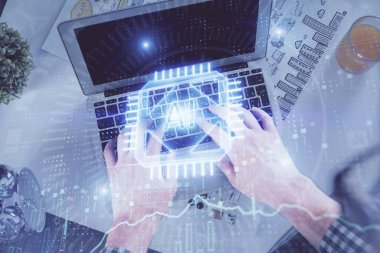 Erkeklerin ellerinin bilgisayar klavyesini ve veri temalı hologram çizimlerini yazarken çift pozlama. Üst Manzara. Teknoloji konsepti.