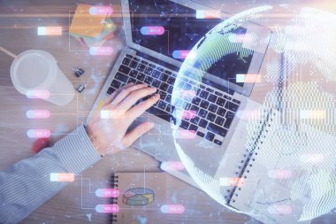 Erkeklerin ellerinin bilgisayar klavyesini ve dünya haritası hologramını yazarken çoklu pozlama. Üst Manzara. Teknoloji konsepti.