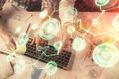 Kadın ve erkeğin birlikte çalıştığı çifte pozlama ve sosyal ağ temalı hologram çizimi. Bilgisayar arkaplanı. konsept bağlanıyor. Üst Görünüm.