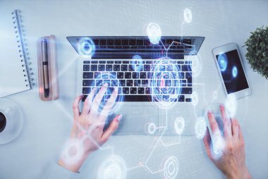 Bilgisayar ve veri temalı hologram çizimlerinde çalışan kadın elleri çift pozlama. Üst Manzara. Teknoloji konsepti.