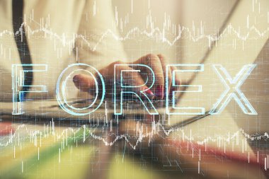 İşkadını ellerinin bilgisayar ve finansal grafik hologramı çizimlerinde çifte pozlama. Borsa analizi kavramı.