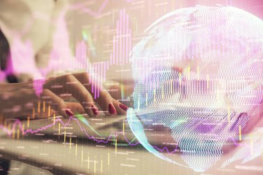 Bilgisayarda ve finansal grafik hologramında yazı yazan kadın ellerine çoklu maruz kalma. Borsa analizi kavramı.