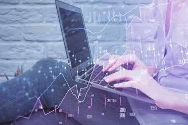 Bilgisayarda ve ön x grafik hologramında yazı yazan kadın ellerine çok maruz kalmış. Borsa analizi kavramı.