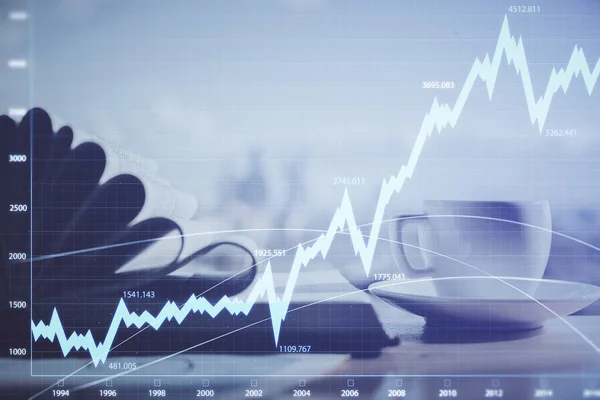 Doppia esposizione di disegno grafico finanziario e desktop con caffè e oggetti su sfondo tavolo. Concetto di trading di mercato forex — Foto Stock
