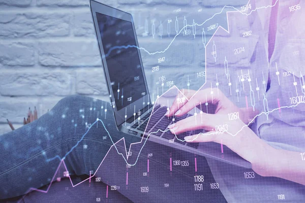Multi exposición de las manos de la mujer escribiendo en la computadora y el dibujo del holograma gráfico de divisas. Concepto de análisis bursátil. —  Fotos de Stock