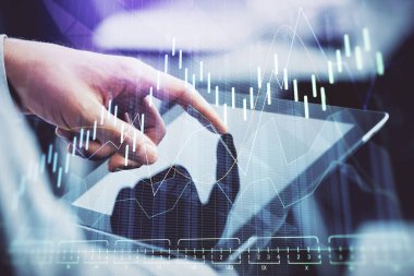 Bir adamın el ele tutuşup, telefon ve finansal çizim kullanırken birden fazla pozlama. Pazar analizi kavramı.