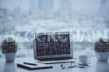 Engelleme zinciri ve kripto ekonomi temalı hologram ve bilgisayar geçmişi olan bir masa. Bitcoin kripto para kavramı.