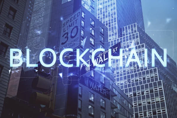 暗号通貨のテーマのホログラム描画と都市ビューの背景の二重暴露。ブロックチェーンとビットコインの概念. — ストック写真