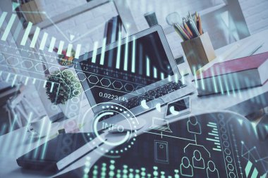 Bilgisayar, teknoloji temalı hologramla birlikte ofiste. Çifte maruziyet. Teknoloji kavramı.