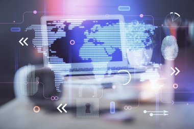 Bilgisayar ve dünya haritası hologramıyla masaüstü çifte pozlama. Uluslararası veri ağı kavramı.