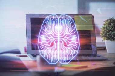 Bilgisayar ve beyin hologramı ile çalışma masasının çoklu açığı. Beyin fırtınası konsepti.