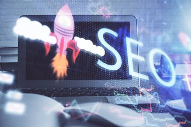 Bilgisayar ve seo çizim hologramı olan çok katmanlı bir tablo. Arama optimizasyon kavramı.