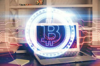 Blockchain temalı holograma ve bilgisayar arkaplanlı masaya çoklu maruz kalma. Bitcoin şifreleme para birimi kavramı.