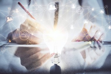 Sosyal ağ temalı hologram ellerin not almasından üstündür. Küresel uluslararası insan kavramı bağlanıyor. Çift pozlama