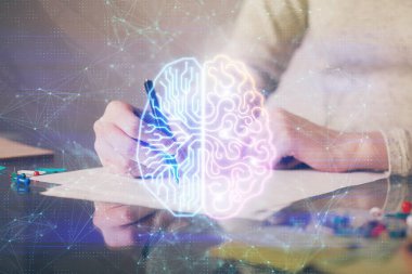 Kadınların arka plana beyin hud 'u ile el yazıları yazarken çift pozlama. Öğrenme kavramı.