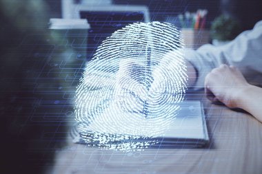 Not alan ellerin üzerinde mavi parmak izi hologramı. Güvenlik kavramı. Çift pozlama