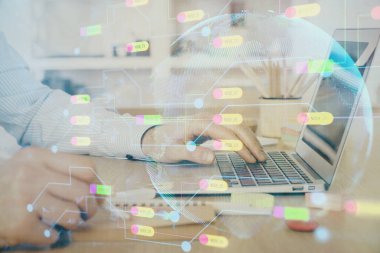 Teknoloji temalı dizüstü bilgisayarla çalışan bir iş adamı. Büyük veri kavramı. Çift pozlama.