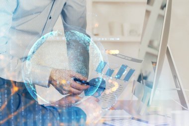 Arka planda bilgisayarla çalışan bir adamla dünya haritası hologramına çift pozlama. Dünya çapında ağ kavramı.