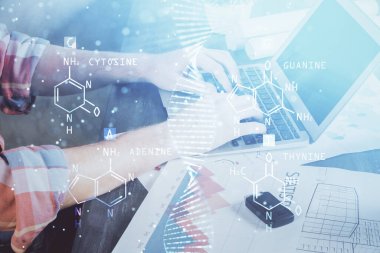 DNA hologramı ve iş adamı arka planda bilgisayar üzerinde çalışıyor. Biyomühendislik kavramı. Çift pozlama.
