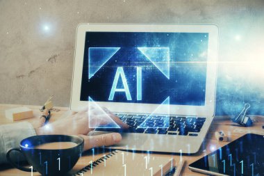 Veri temalı hologramın arka planda bilgisayarla çalışan bir adam tarafından çifte maruz bırakılması. Yenilik kavramı.