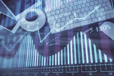 Masaüstünde telefonlu ön x grafik hologramına çift pozlama. Üst Manzara. Mobil ticaret platformu kavramı.